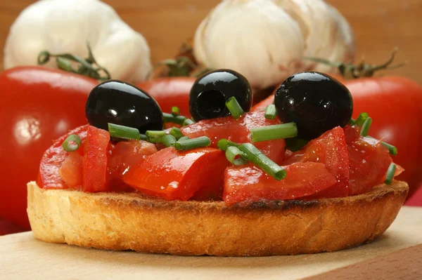 Pão de tomate torrado e pão de azeitona com cebolinha — Fotografia de Stock