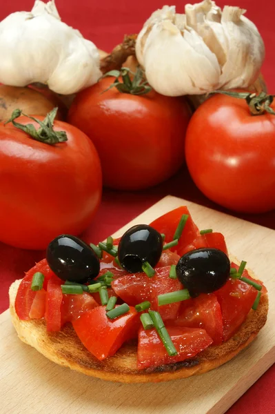 Kavrulmuş domates ekmek ve chives ile zeytin ekmek — Stok fotoğraf