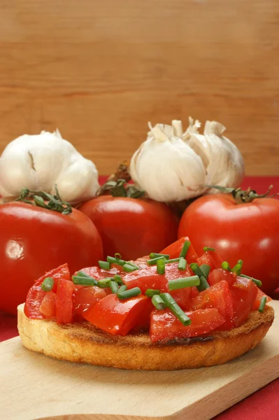 Tosty z chleba z pokrojoną w kostkę pomidory i organicznych szczypiorek — Zdjęcie stockowe