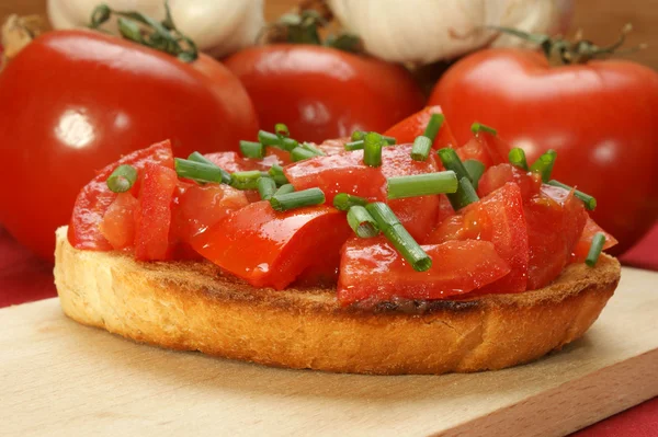 Toasted bread with diced tomatoes and organic chives — Stock Photo, Image