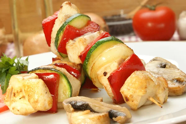 Kebab z kurczaka na białe płytki z organiczny pieprz — Zdjęcie stockowe