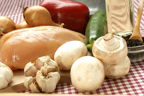Ingredientes orgánicos para hacer brochetas de pollo en un plato de madera — Foto de Stock