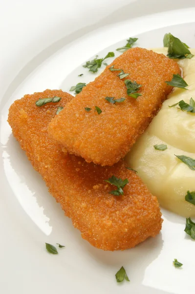 Рыбные пальцы с картофельным пюре на тарелке — стоковое фото
