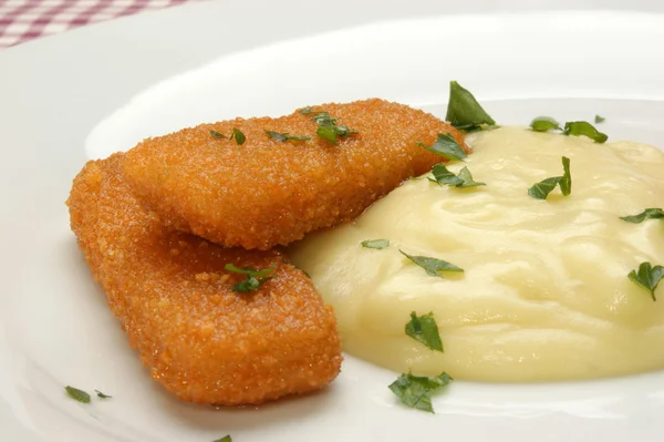 Рибні пальці з картопляним пюре на тарілці — стокове фото