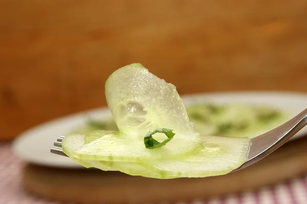 Komkommer salade, met een focus op de vork — Stockfoto