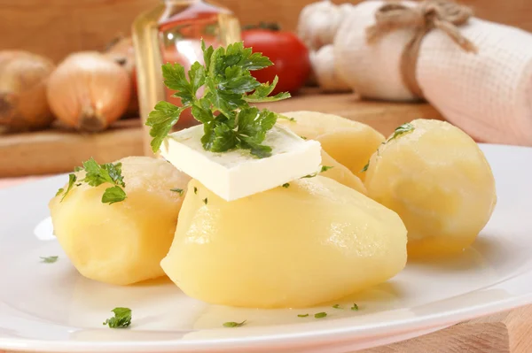Persilja och smör på kokt potatis — Stockfoto