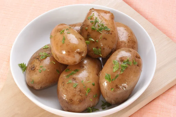 Kokt potatis med hackad persilja i en skål — Stockfoto