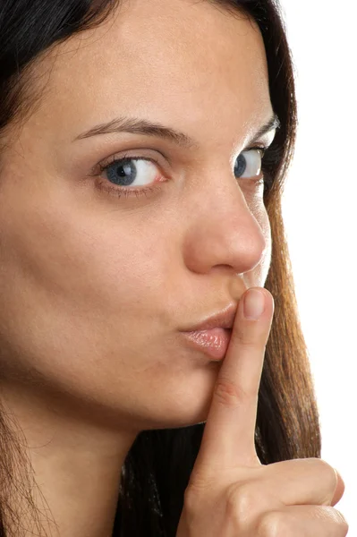 Jovem mulher segura o dedo indicador na boca — Fotografia de Stock