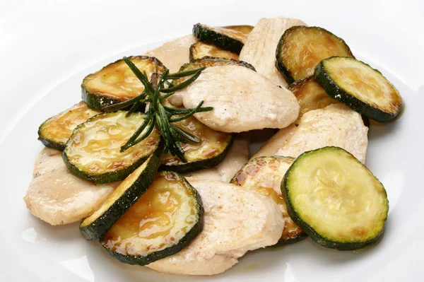 Kyckling med grillad skivad zucchini på en tallrik — Stockfoto