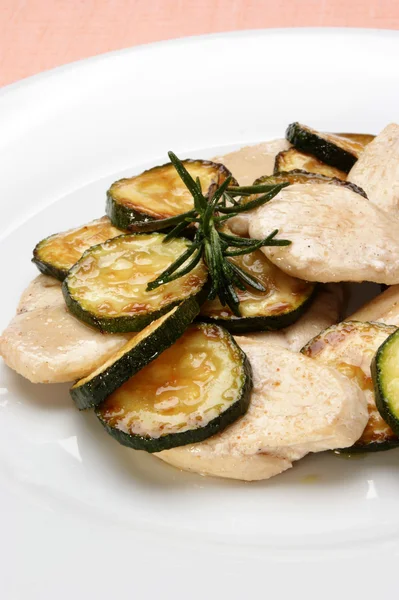 Kyckling med grillad skivad zucchini på en tallrik — Stockfoto