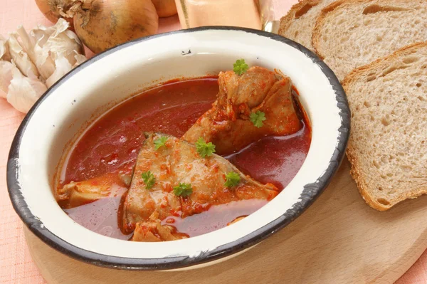 Eski emaye kabın içinde sazan balık çorbası — Stok fotoğraf