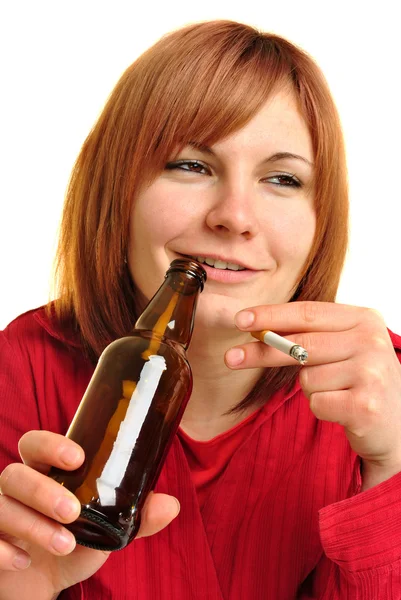 Mulher bêbada com uma garrafa de cerveja e cigarro — Fotografia de Stock