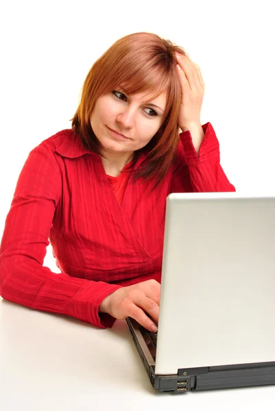 Assistant de bureau dans un chemisier rouge travaillant sur un ordinateur portable — Photo