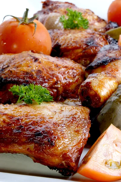Mięso kurczaka z grilla ekologicznych na białym talerzu — Zdjęcie stockowe