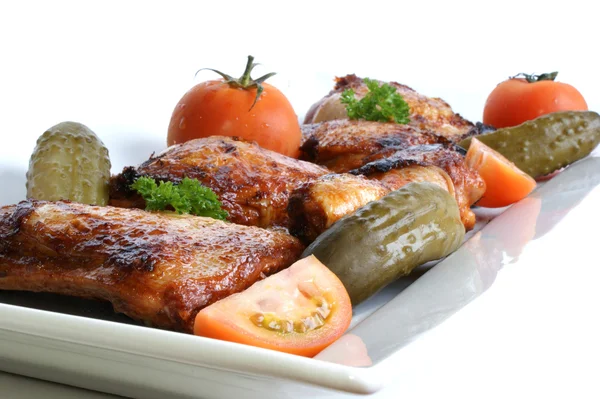 Mięso kurczaka z grilla ekologicznych na białym talerzu — Zdjęcie stockowe