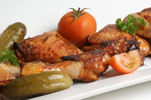 Жареное органическое куриное мясо на белой тарелке — стоковое фото