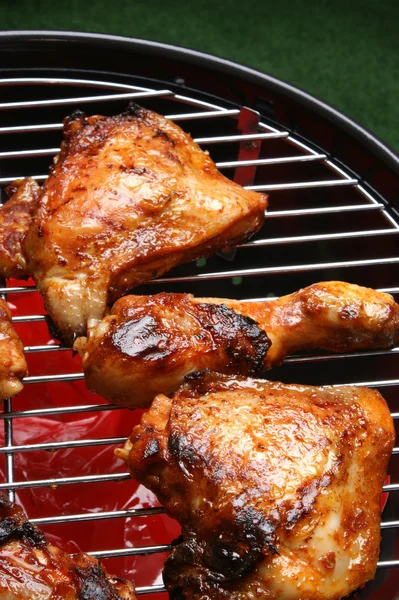 Organiska rostad kyckling delar på en grill — Stockfoto