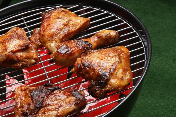 Organic roasted chicken parts on a barbecue — Stock Photo, Image