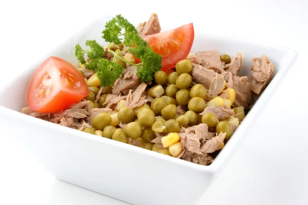 Tuna salad with tomatoes, corn and peas — Stock Photo, Image