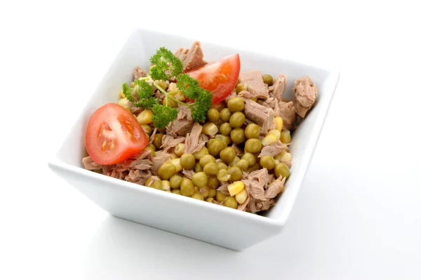 Tuna salad with tomatoes, corn and peas — Stock Photo, Image