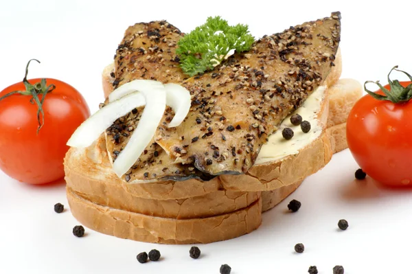 Gepfefferte Makrele mit Zwiebelringen, Tomaten und Paprika — Stockfoto