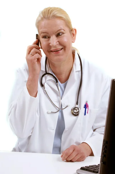Medicinsk assistent med en sladdlös telefon och vit bakgrund — Stockfoto