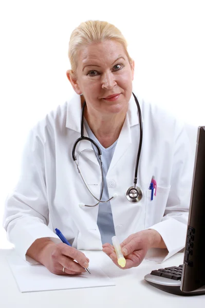 Personal médico con un recipiente de muestra de orina — Foto de Stock
