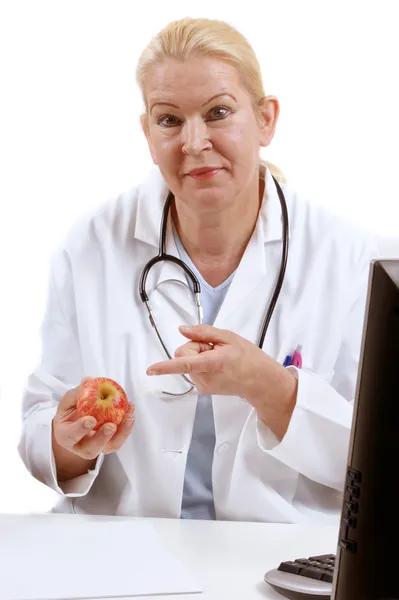 Medizinisches Personal mit einem gesunden Bio-Apfel — Stockfoto