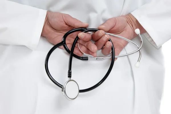 Lid van het medische personeel houdt een stethoscoop met beide handen — Stockfoto