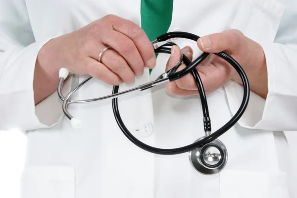 Lid van het medische personeel houdt een stethoscoop met beide handen — Stockfoto
