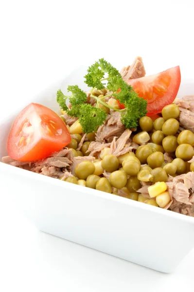 Tuna salad with tomato, corn and peas — Stock Photo, Image