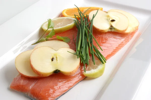 O filete de salmão em um prato branco prepara-se como comida — Fotografia de Stock