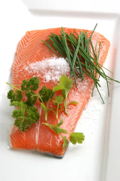 Филе лосося на белой тарелке готовится в качестве пищи — стоковое фото
