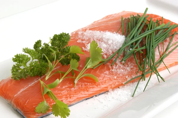 Il filetto di salmone su un piatto bianco è preparato come cibo — Foto Stock
