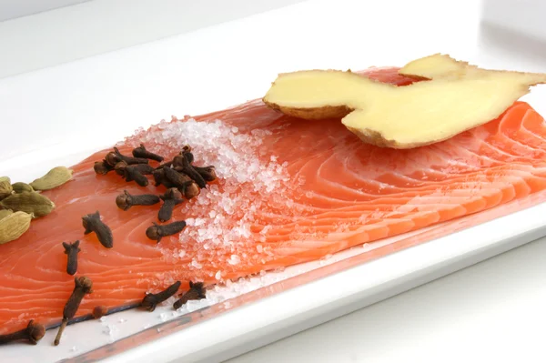 O filete de salmão em um prato branco prepara-se como comida — Fotografia de Stock