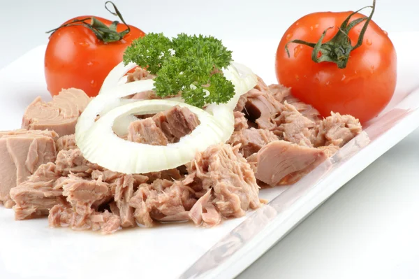 Свежий и вкусный салат из тунца с органическими помидорами — стоковое фото