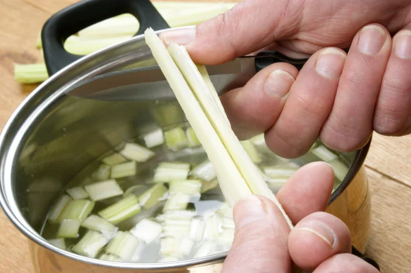 Sellerie wird geschnitten und ist bereit für eine Suppe — Stockfoto