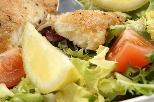 Egy darab sült lepényhal filé, egy villával — Stock Fotó