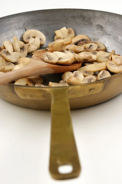 Alcuni funghi biologici fritti in una padella di ottone — Foto Stock