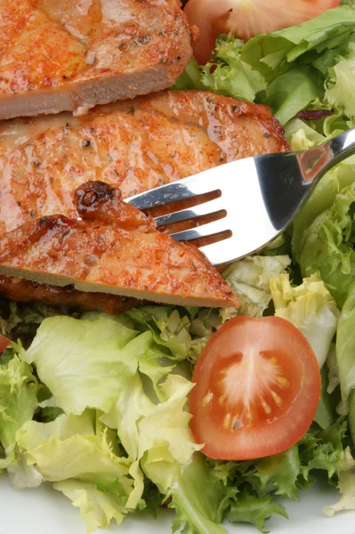 Gegrilltes Roaststeak auf Salat mit Tomaten — Stockfoto