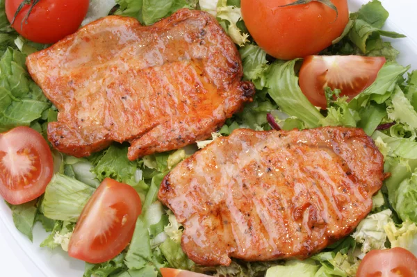 Grilled sirloin steak on a salad with tomatoes — Stock Photo, Image