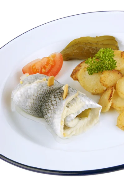 Aringa sottaceto con patate fritte, cetriolo e pomodoro — Foto Stock