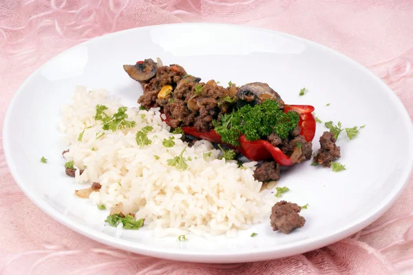 Niektóre organiczny papryka czerwona, mielone mięso i ryż — Zdjęcie stockowe