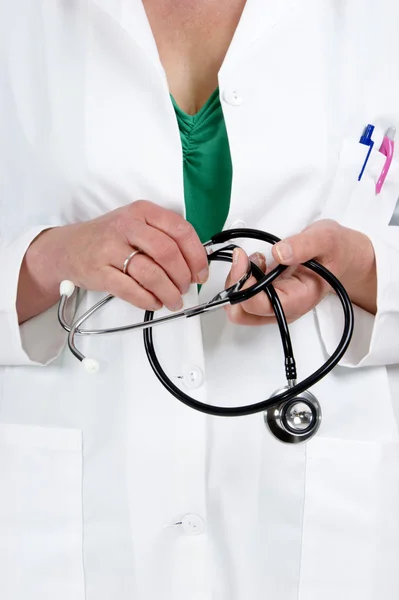 Membre du personnel médical tenant un stéthoscope avec les deux mains — Photo