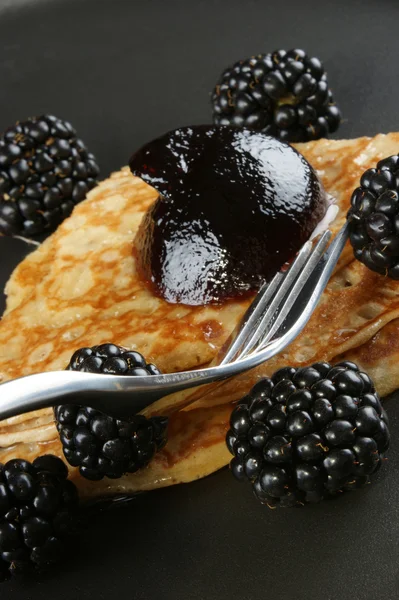 Home made pancakes with fresh blackberries and a little jelly — Stock Photo, Image