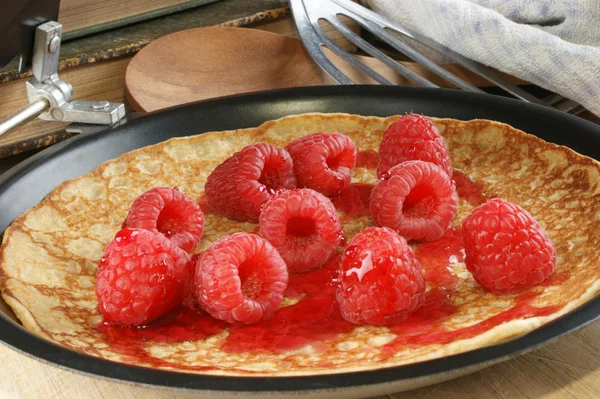 Home made pancakes with fresh organic raspberries — Stock Photo, Image