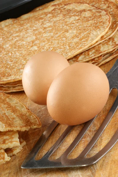 Alcune frittelle fatte in casa, uova e spatole — Foto Stock