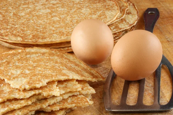 Some home made pancakes, eggs and spatula — Stock Photo, Image