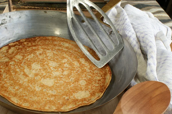 Hemgjorda pannkaka i en gammal mässing panna — Stockfoto