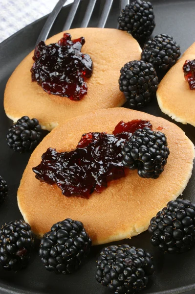 Hemgjorda pannkakor med färska björnbär och gelé — Stockfoto